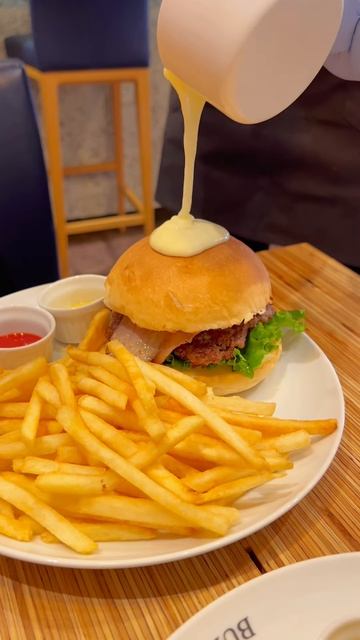 nXSFnWON2_A - 目の前で仕上げるとろとろチーズバーガー🍔 #福岡グルメ #博多グルメ #ハンバーガー