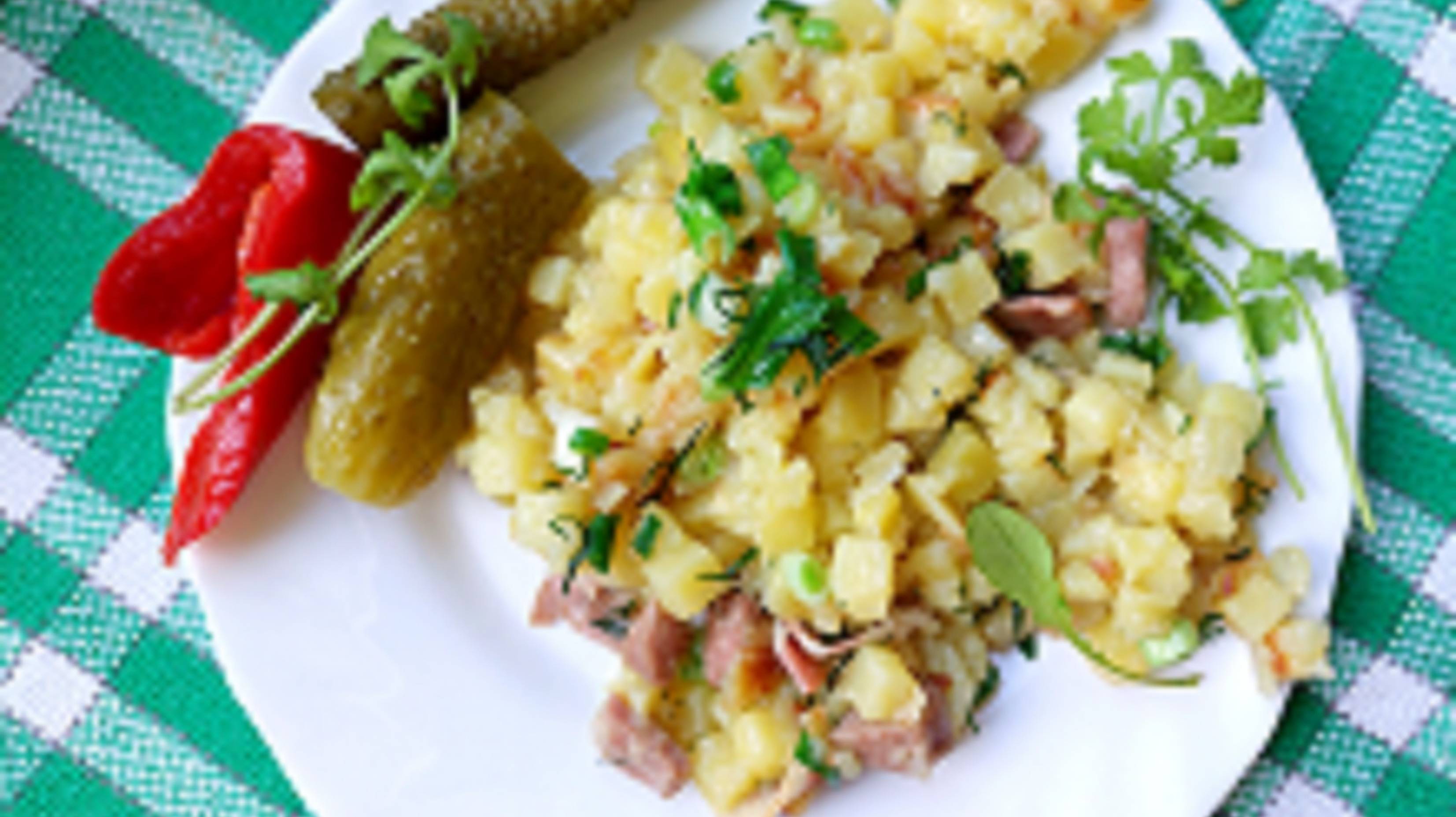 Картошка жареная на сковороде с луком, колбасой, беконом.