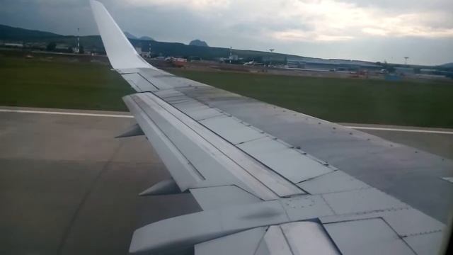 Взлет из Минеральных вод Boeing 737-500 Utair - VQ-BJT