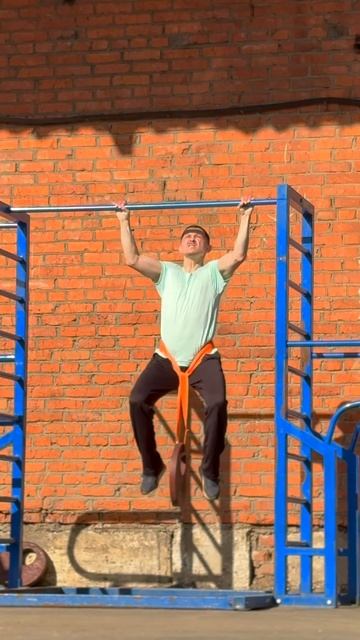 Подтягивания с весом 20 кг