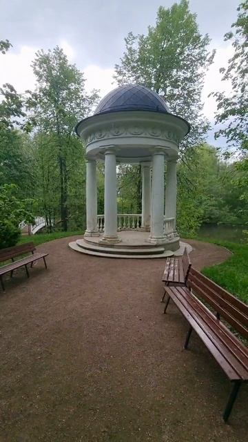 Из беседки Храм Аполлона, построенной в начале XIX века в Русском Парнасе открываются красивые виды