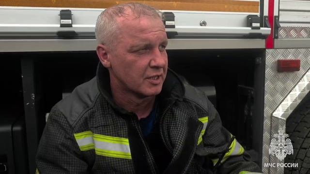В Абакане пожарные вынесли из горящего производственного здания человека
