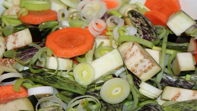 Говядина в горшочке с овощами