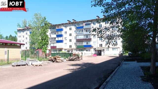 Рабочие засыпали колодец в одном из дворов Альметьевска