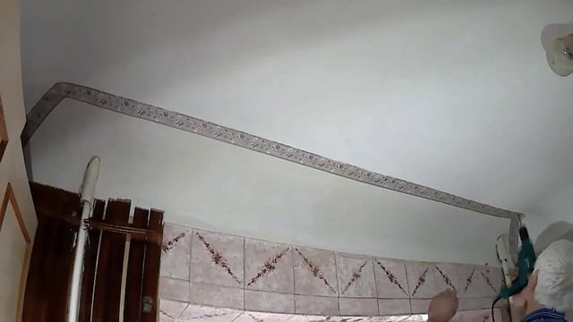 Вешаем на потолок трехметровый двухрядный карниз без помощников.