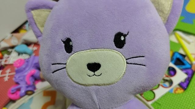 играем в мягкую игрушку плюшевого котенка для малышей