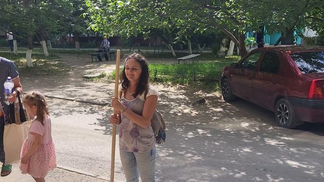 После посадки цветов. Во дворе