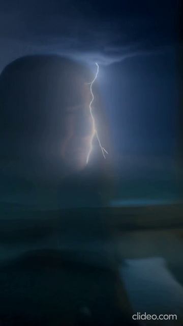 Тихая гроза внутри гремит, молнии пронзают тишину... 🌩️✨