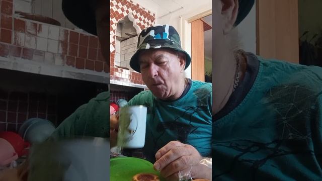 На десерт, печенье сдобное с кремом сгущенка и зелёный