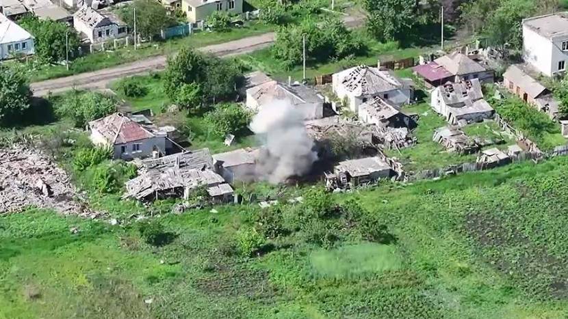 Минобороны РФ показало кадры уничтожения гаубицы L-119 ВСУ в Харьковской области