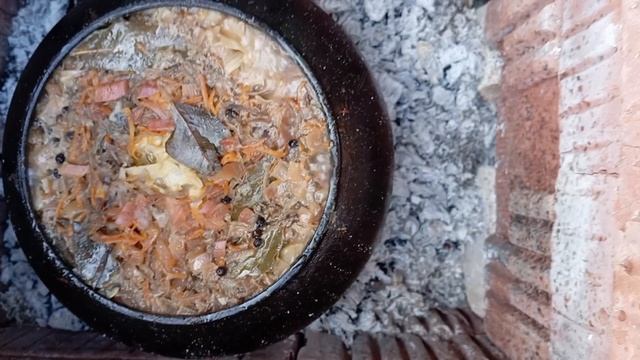 Борщ в чугунке