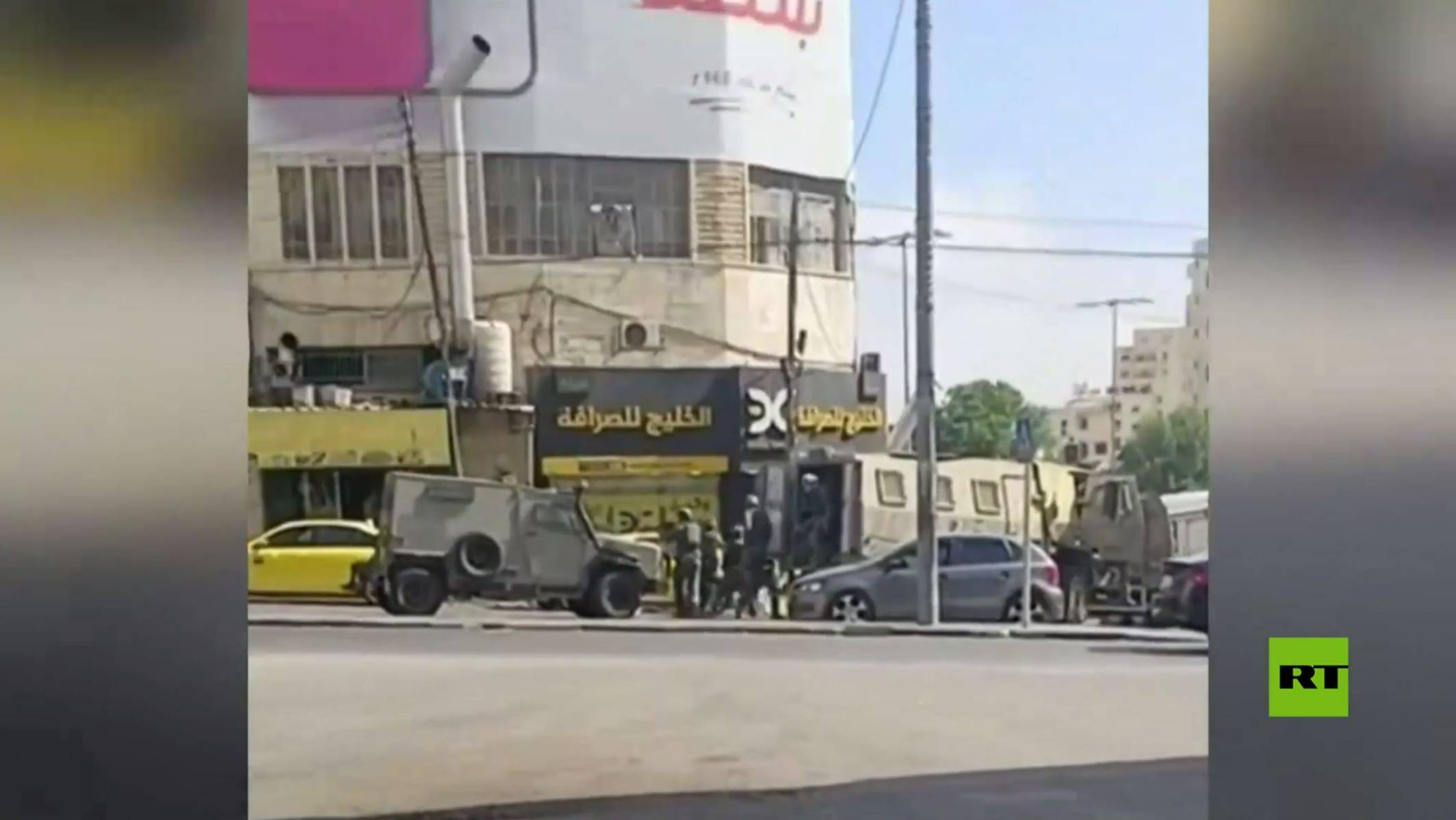 الجيش الإسرائيلي يدهم محال صرافة في عدة مدن بالضفة الغربية