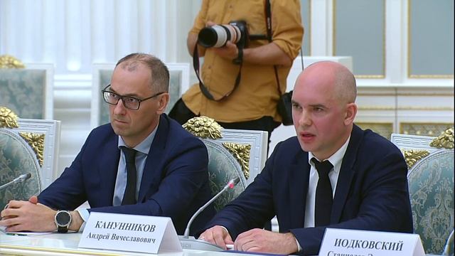 российский🇷🇺 лидер Владимир Владимирович Путин пошутил. кто в КГБ работал?