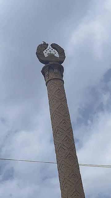 Еще одна достопримечательность г.Истаравшан. Монумент гербу Таджикистана .