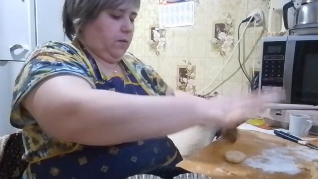 Испекла тарталетки и бисквитный рулет. Еще ворчу.