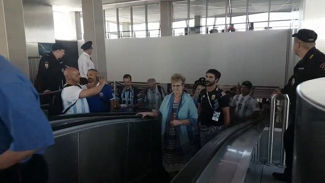 Аргентинские болельщики идут на матч своей команды. П?