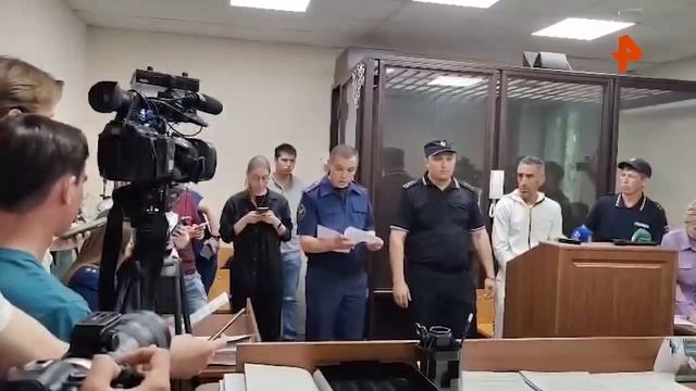 Турок, жестоко зарезавший бывшую жену и ранивший сына в Казани, попросил отправить его под домашн...
