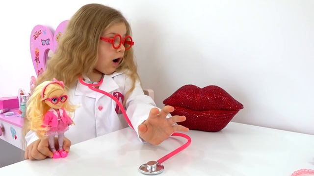 Диана и Рома - Диана убирает в своей комнате и находит куклы Love Diana