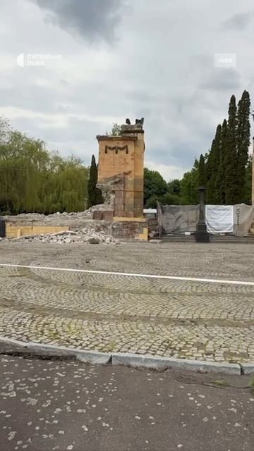 Во Львове украинские нацисты разрушают памятники воинам-свободителям.