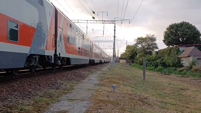 ЭП20-068 с двухэтажным поездом"Кавказ" прибывает на ст.Ми
