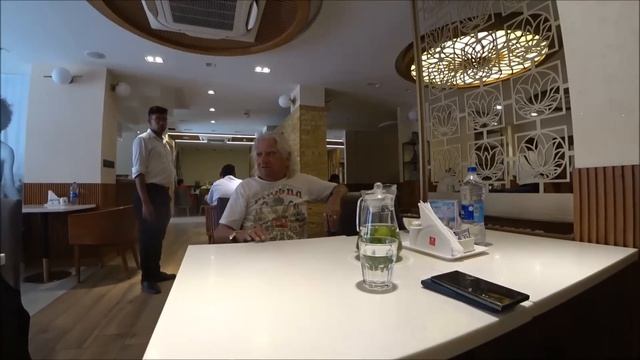 Муж знакомится с японками и приглашает их вечером на к