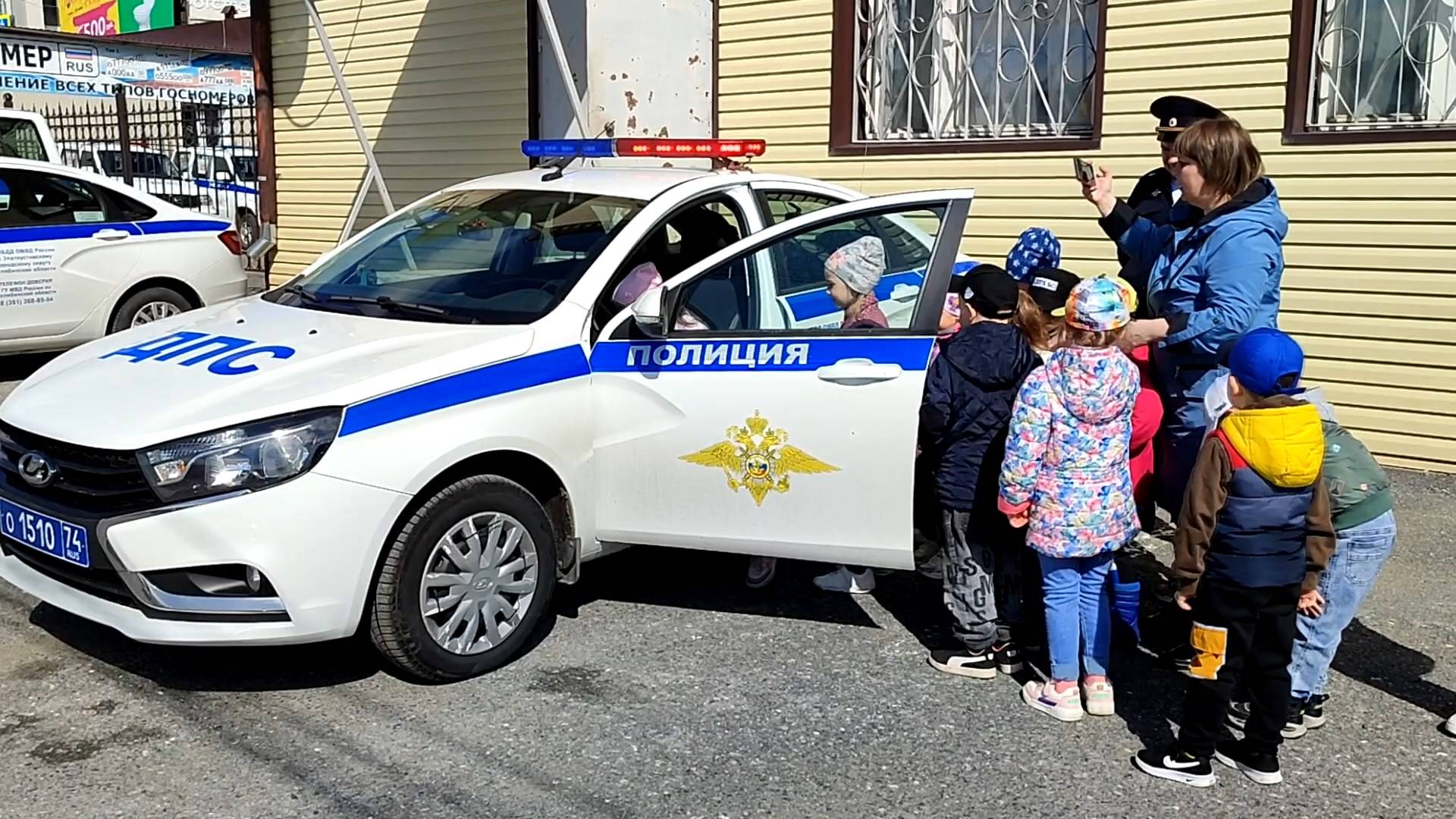 Сотрудники органов внутренних дел любят самых юных гостей