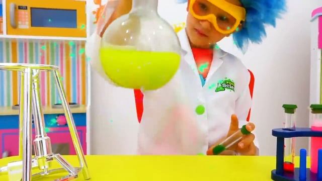 Влад и Никита Никита играет с надувной игрушечной едой