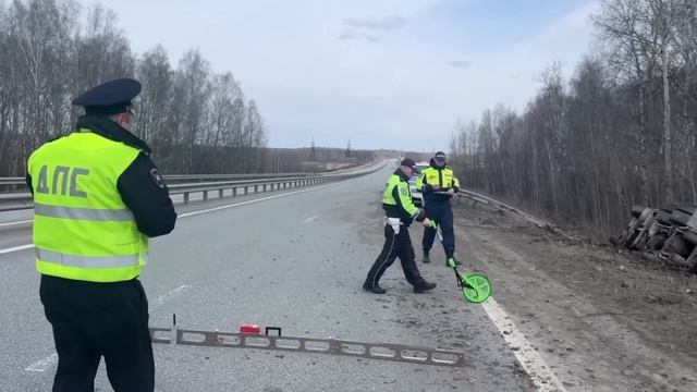 Самосвал самосвалил щебень в кювет