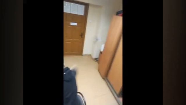 мужик кинул чайник в стену (БЕЗ МАТА)