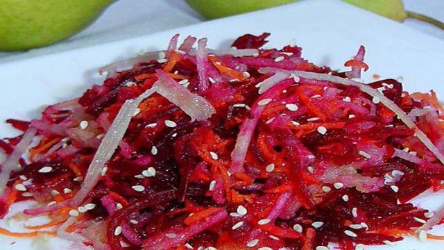 Свекольный салат с морковью и грушей