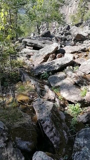 Подымаемся на Китайскую стенку в Национальном парке Красноярске Столбы