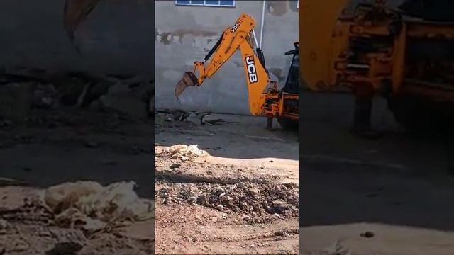 Демонтаж дорожной плиты экскаватором-погрузчиком JCB4CX