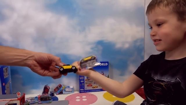 Мистер Макс • Mister Max - Макс Играет машинками SIKU City