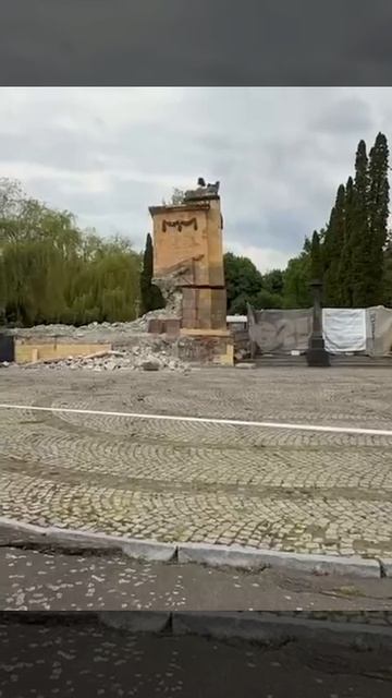 Власти Львова демонтировали колонны на входе в мемориальный комплекс Холм Славы