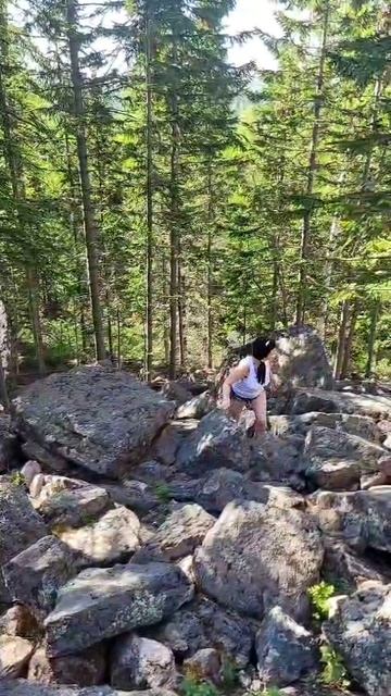 ВЗБИРАЮСЬ ПО ОГРОМНЫМ ВАЛУНАМ  НА КИТАЙСКУЮ СТЕНКУ НАЦИОНАЛЬНОГО ПАРКА