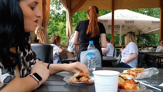 Прогулка с подругой в парке