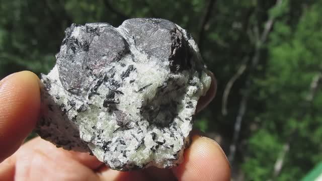 Эвдиалит кристаллы купить