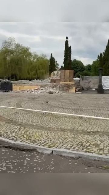 Власти Львова в рамках декоммунизации демонтировали колонны на входе в мемориальный комплекс Холм Сл