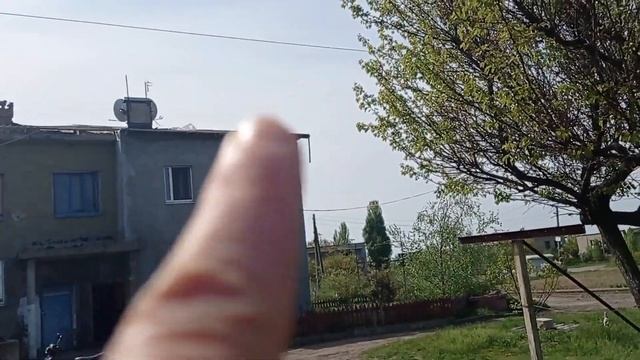 Начали накрывать крышу  тентами после прилетов , уборк