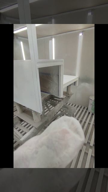 Стол из дуба в эмали.