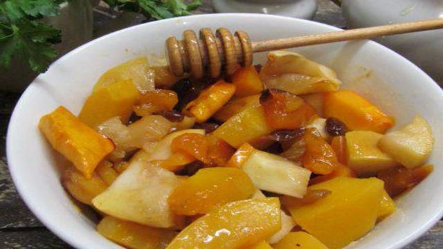 Запеченная тыква с яблоком и сухофруктами