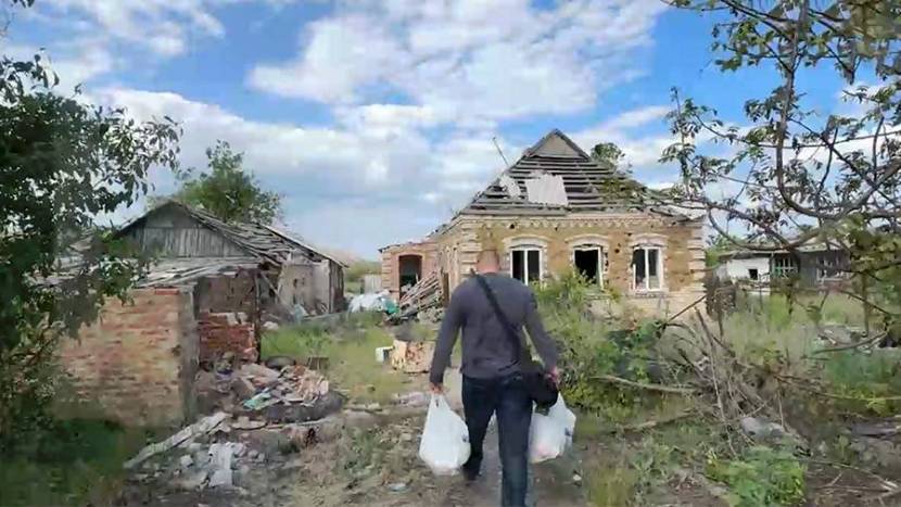 Единственной жительнице Марьинки доставили гуманитарную помощь