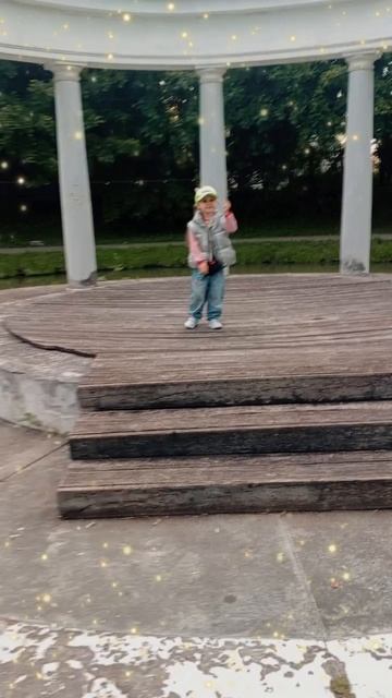 Милана и Леша танцуют🤩