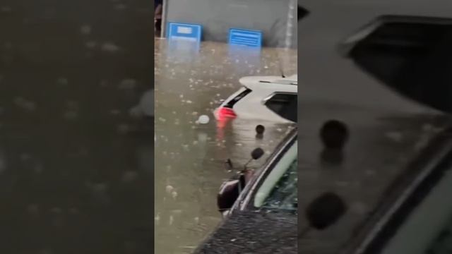 Сильный дождь обрушился на Ухань 22 мая
