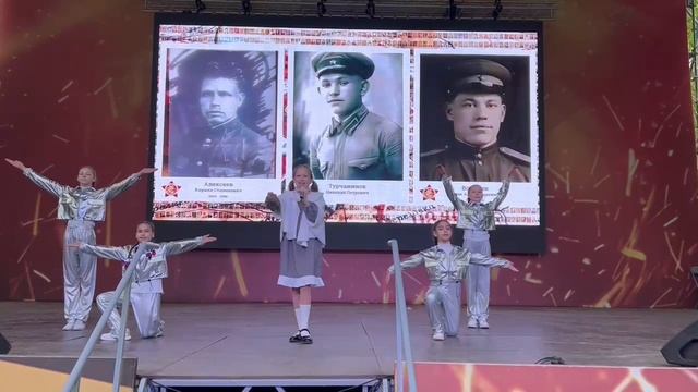 Аист на крыше. Выступление 9 мая. Поклонная гора. Поёт Михальченко Ульяна