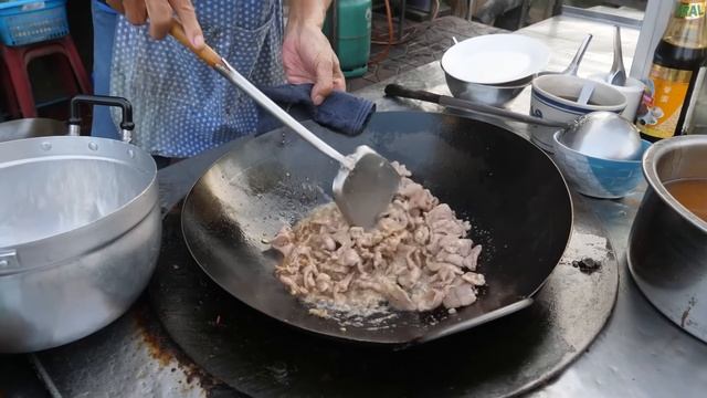 Дедушка-мастер шеф готовит вкуснейший тайский рис со свининой и яйцом за копейки!