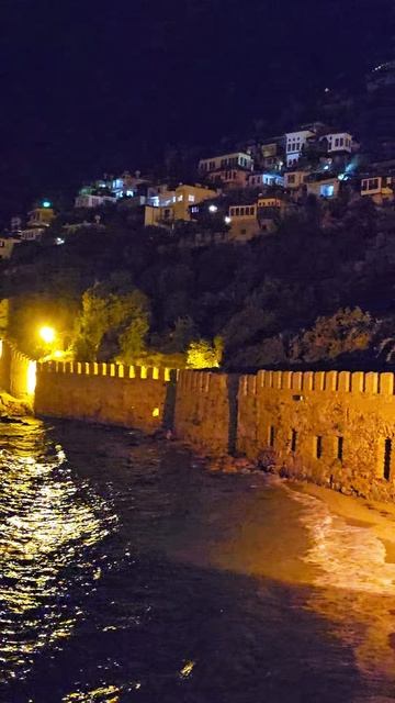 Анталья, Турция, старинная крепость ночью