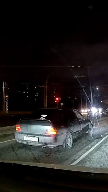 Выкидывает мусор на проезжую часть из левой авто