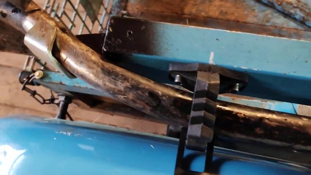 Как закрепить лопату Fiskars на мотоцикле с коляской. 7 ав?