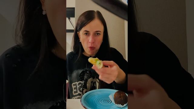 МУКБАНГ РОЛЛ С ВЕТЧИНОЙ И СЫРОМ/ ПИРОЖНОЕ КАРТОШКА #asmr